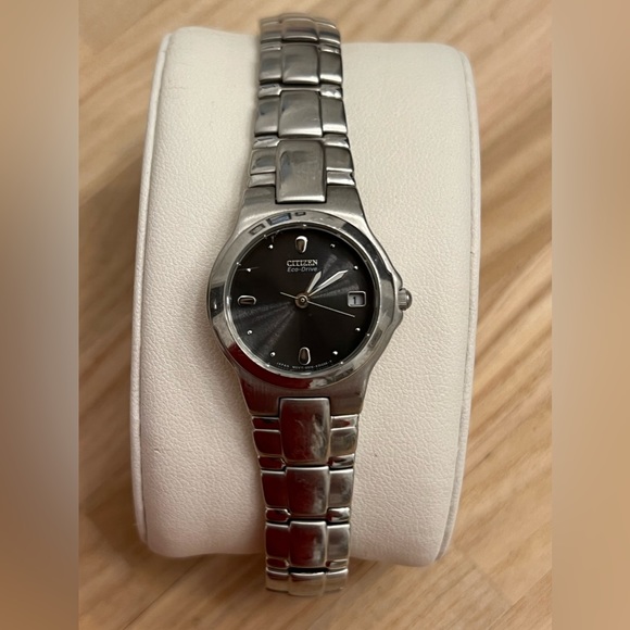 Citizen Eco-Drive Ladies Watch Black Dial WR100 Date Window Stainless Bracelet - Picture 6 of 14